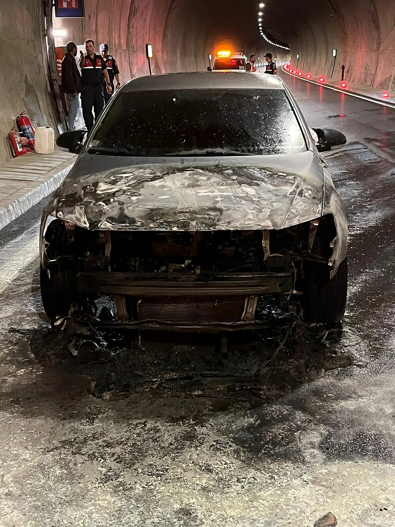 Tünele giren otomobil bir anda alev aldı