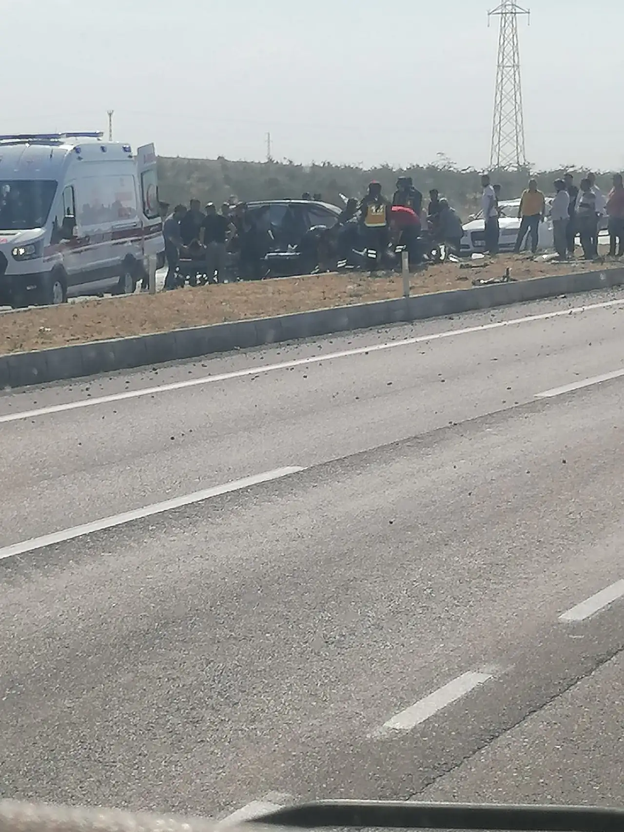 Konya'da kontrolden çıkan otomobil refüje çarptı: 4 yaralı