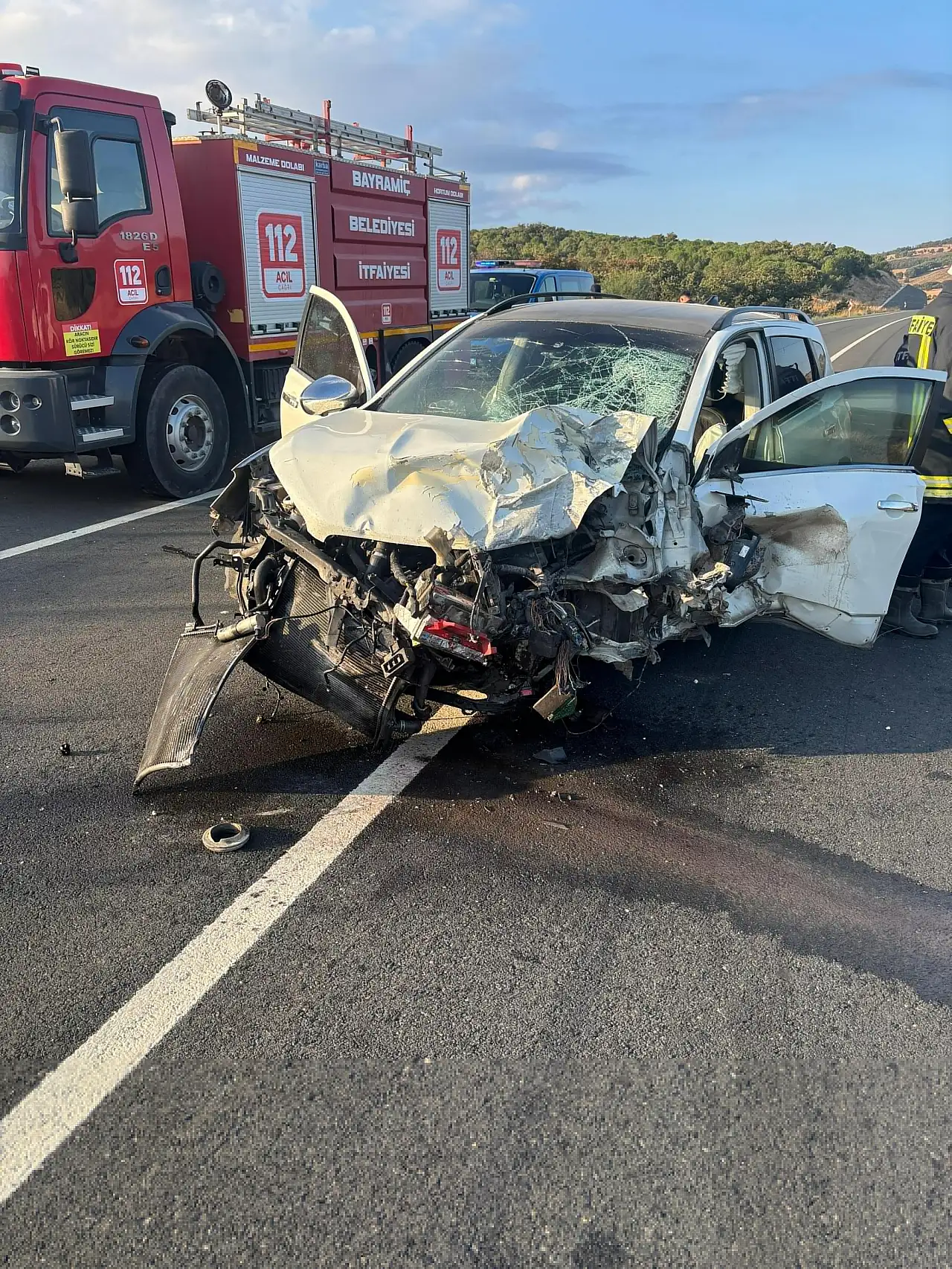 Kafa kafaya çarpışan araçlar hurdaya döndü: 1 ölü, 2 yaralı