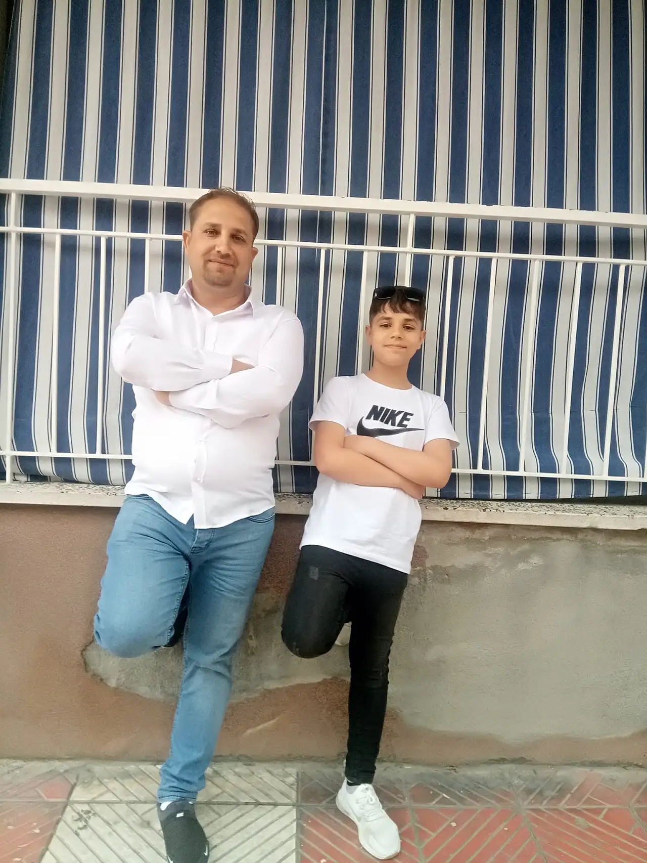 Sokak ortasında dehşet: Motosikletli saldırgan baba ve 17 yaşındaki oğlunu vurdu