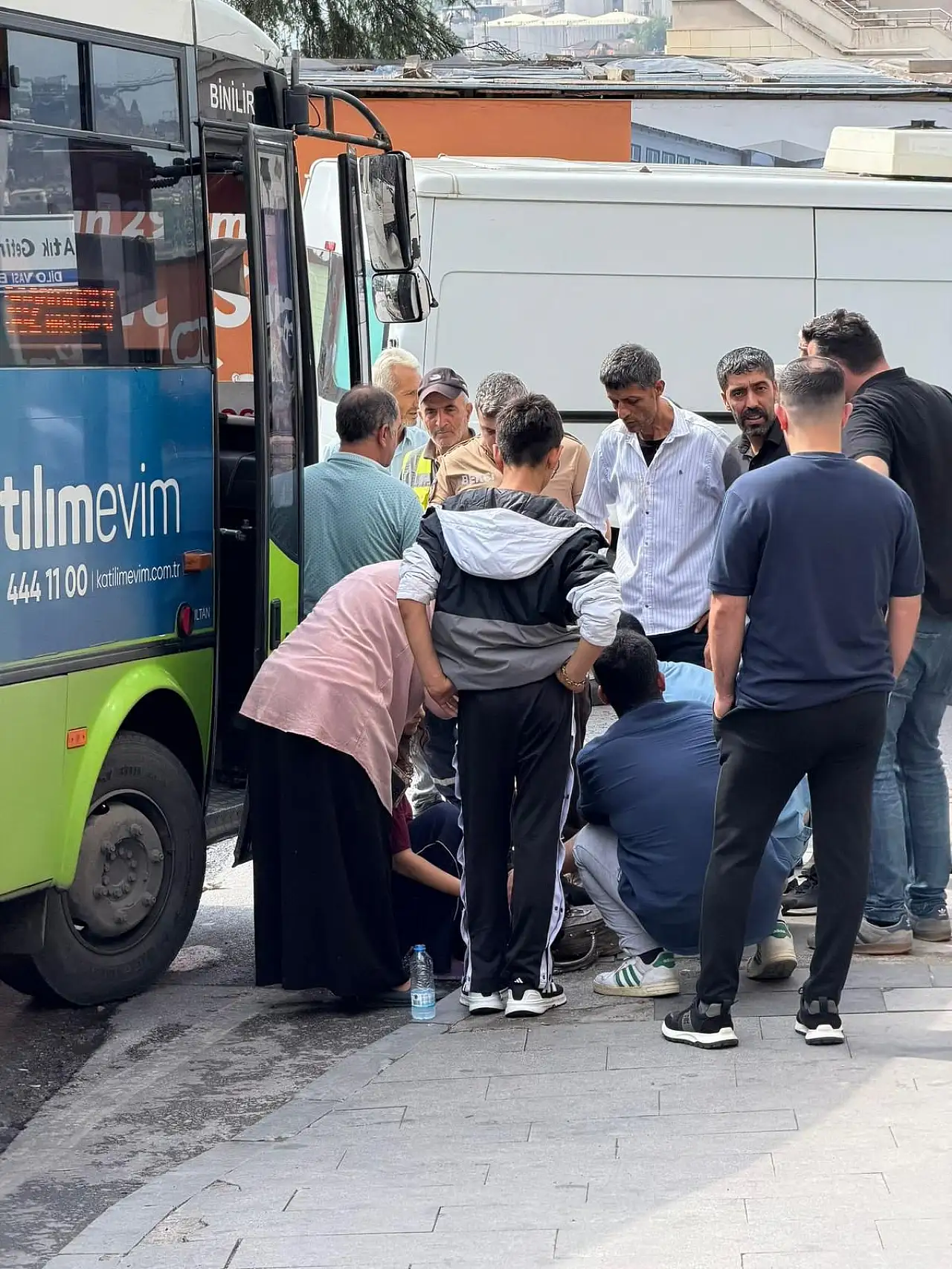 Önce 65 yaşındaki kadını darp etti, sonra polis otosunu kaza yaptırdı