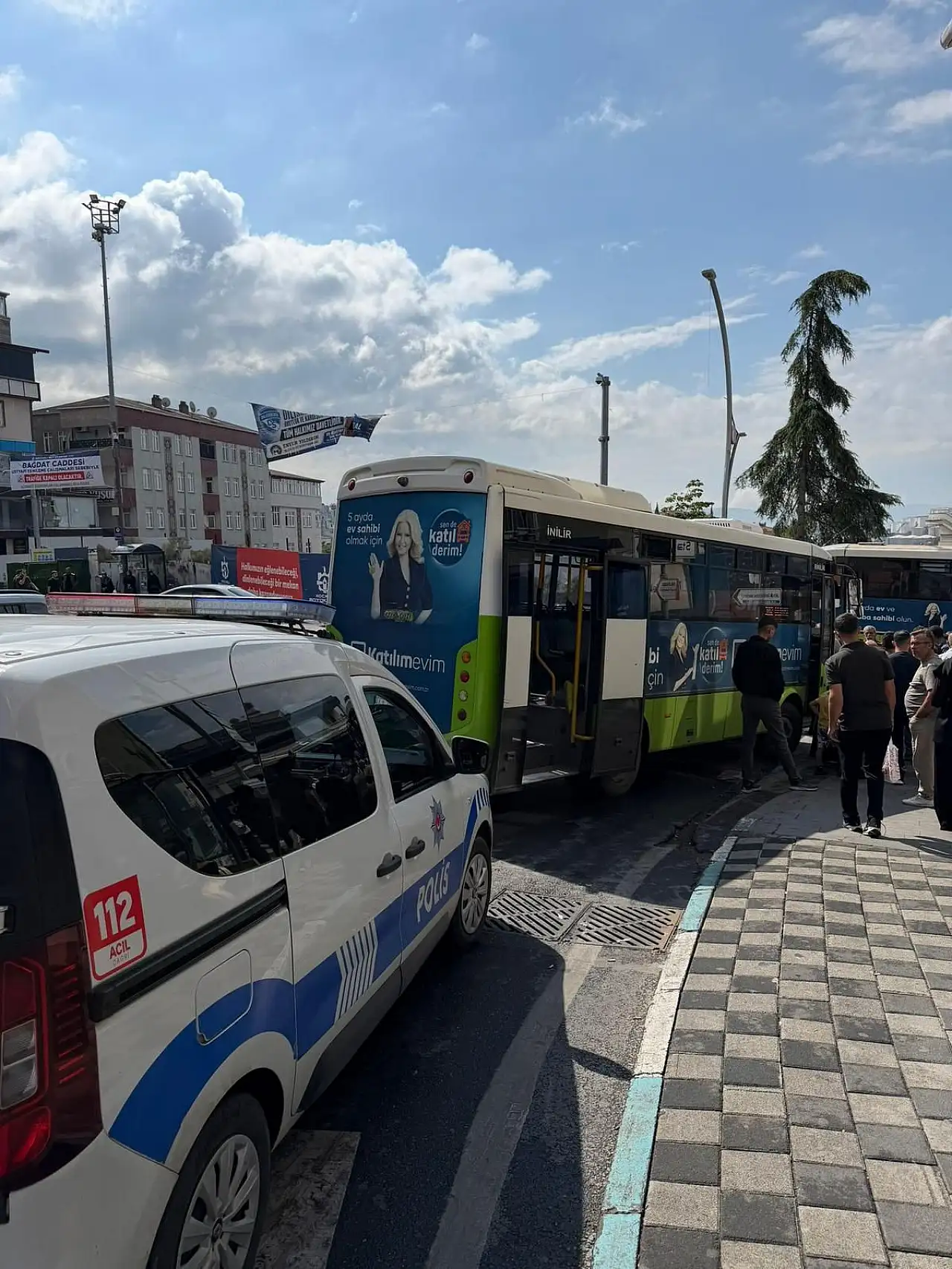 Önce 65 yaşındaki kadını darp etti, sonra polis otosunu kaza yaptırdı