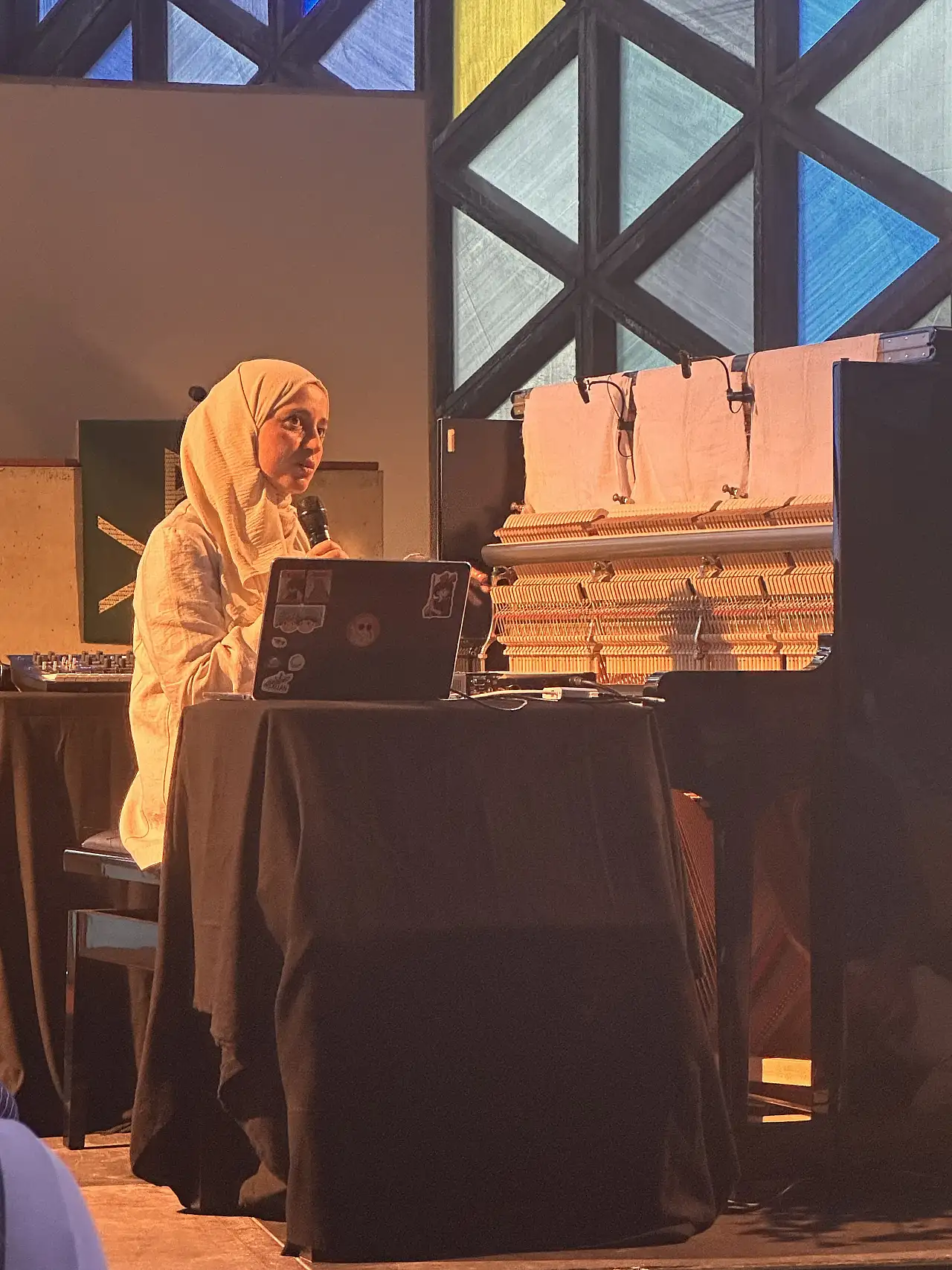 Büşra Kayıkçı kimdir? Büşra Kayıkçı Grammy görevi nedir? Büşra Kayıkçı evli mi? Büşra Kayıkçı kaç yaşında?