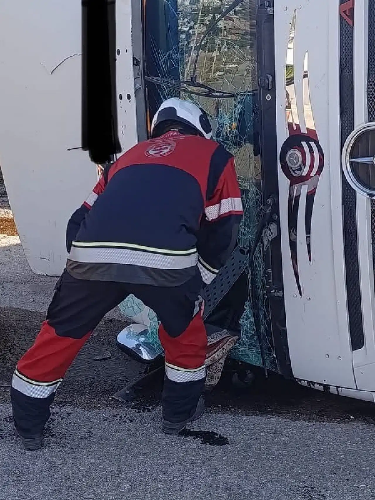 Korkutan kaza: Kontrolden çıkan kamyon devrildi