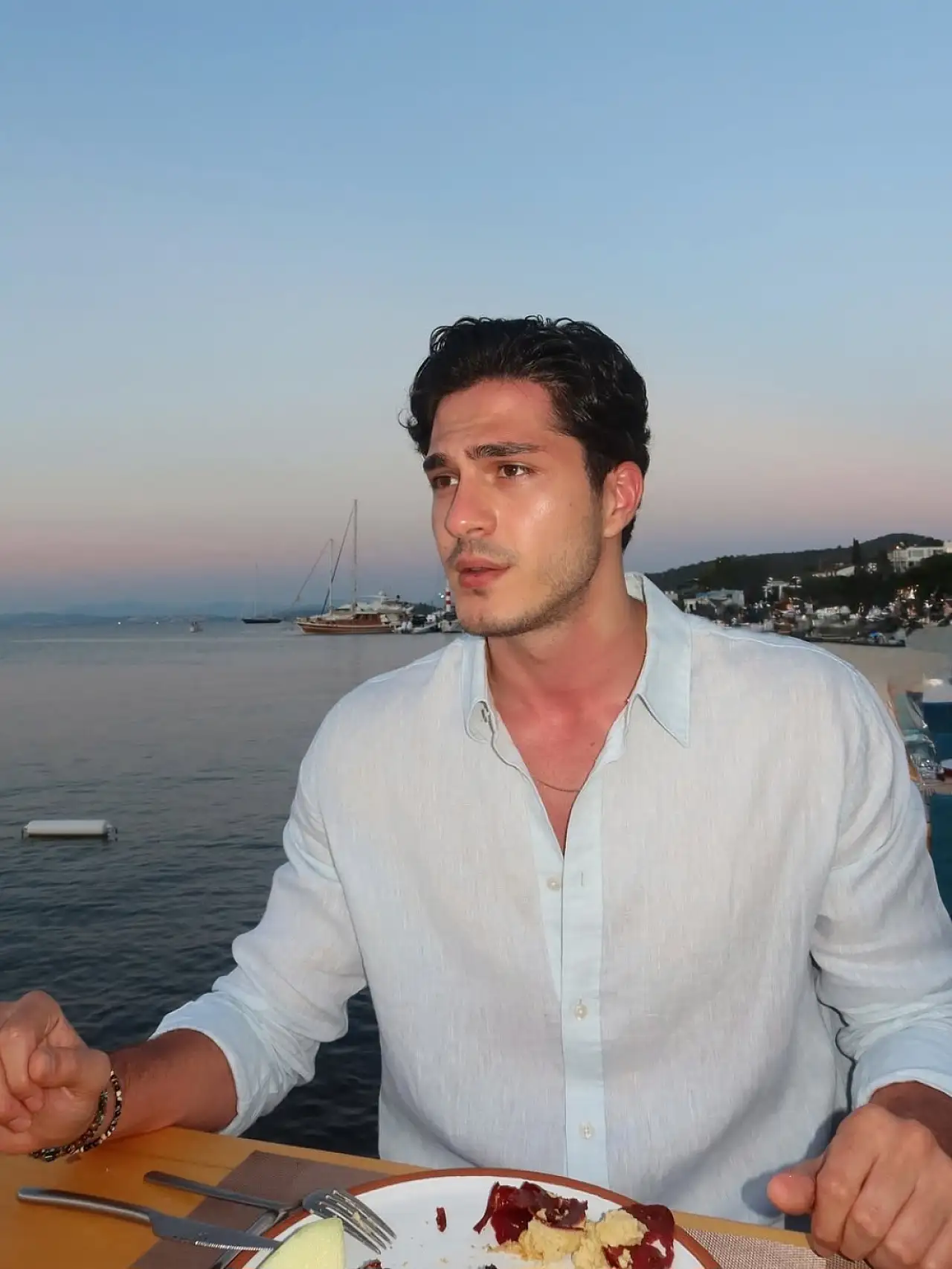 Enes Koçak kimdir? Sevgilisi kimdir? Enes Koçak Eylül Tumbar sevgili mi? Enes Koçak'ın oynadığı diziler neler?