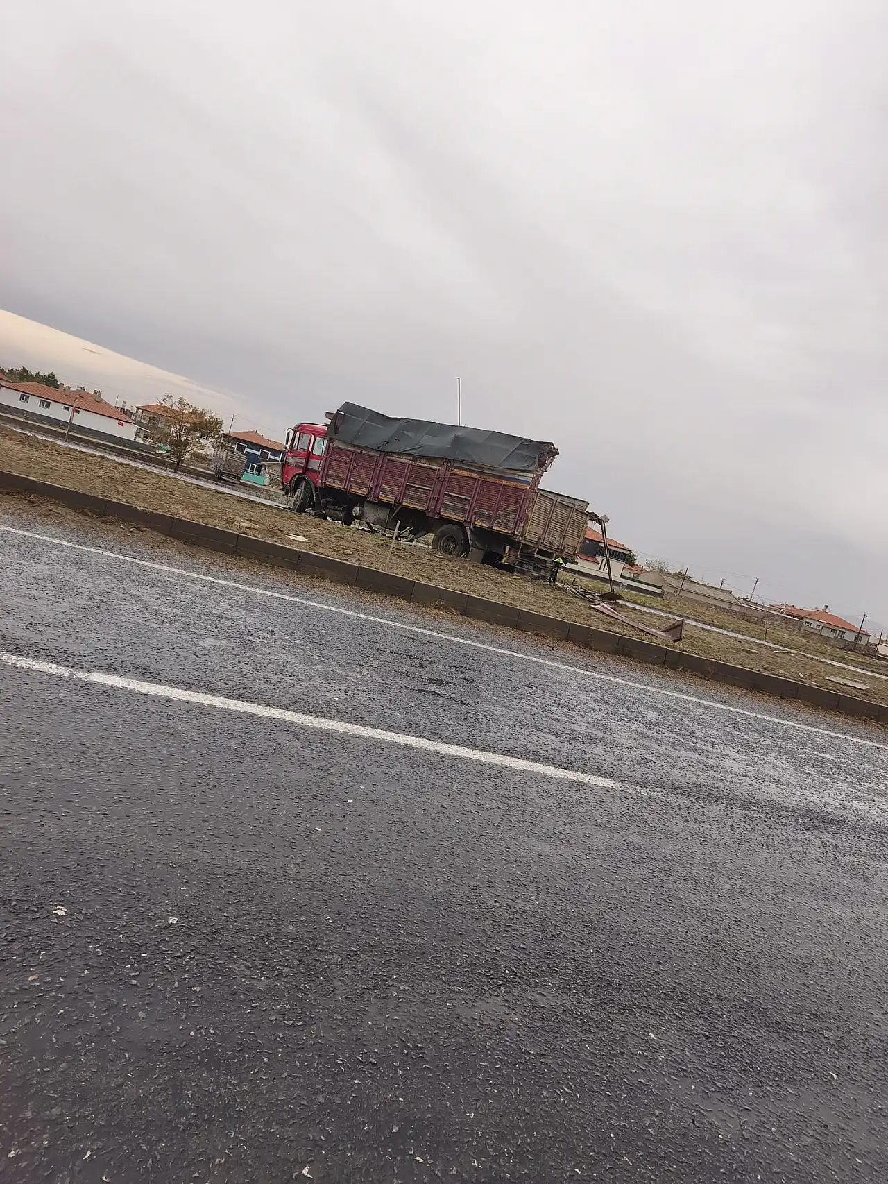 Konya'da yağmur kazayı getirdi: Kamyon dehşet saçtı