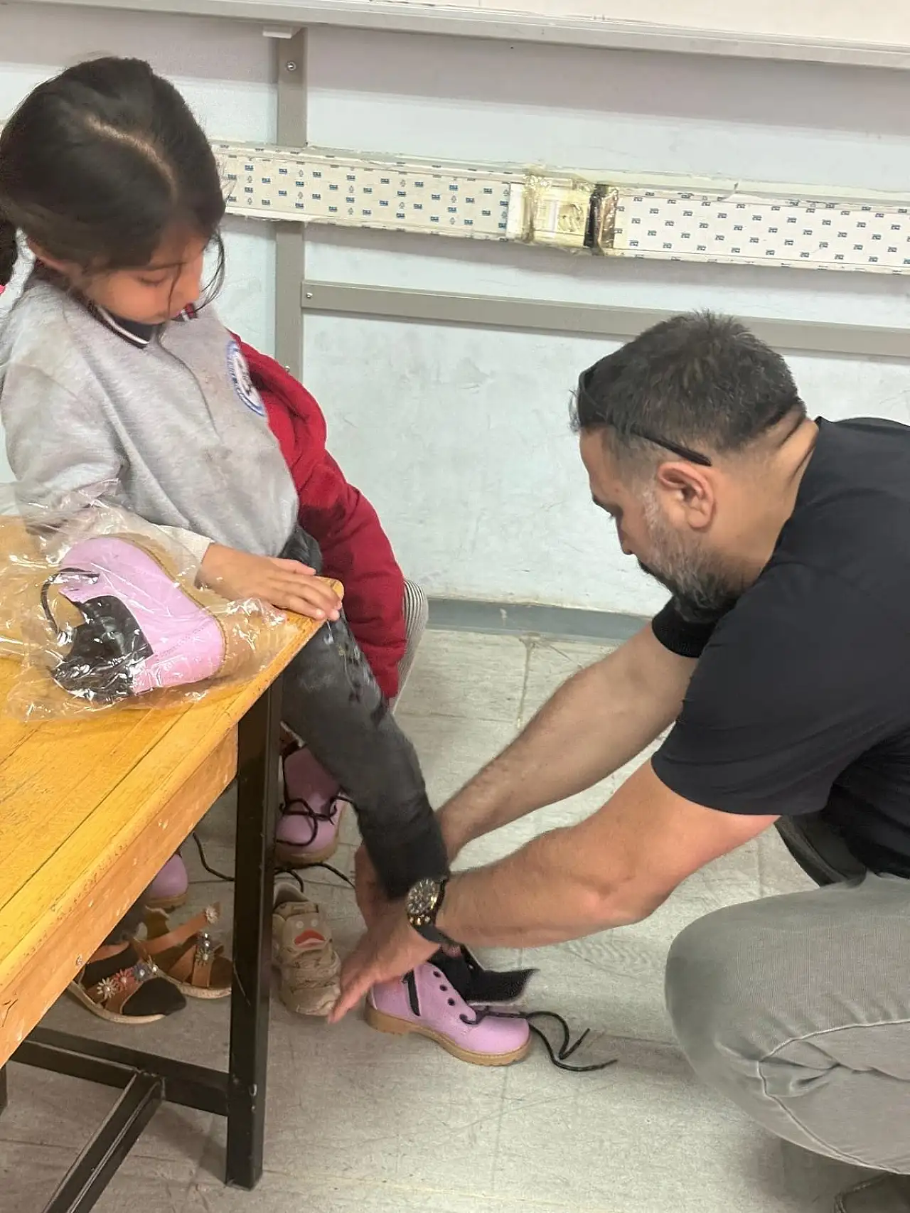 O ilçede 200 öğrenciye mont ve bot dağıtıldı
