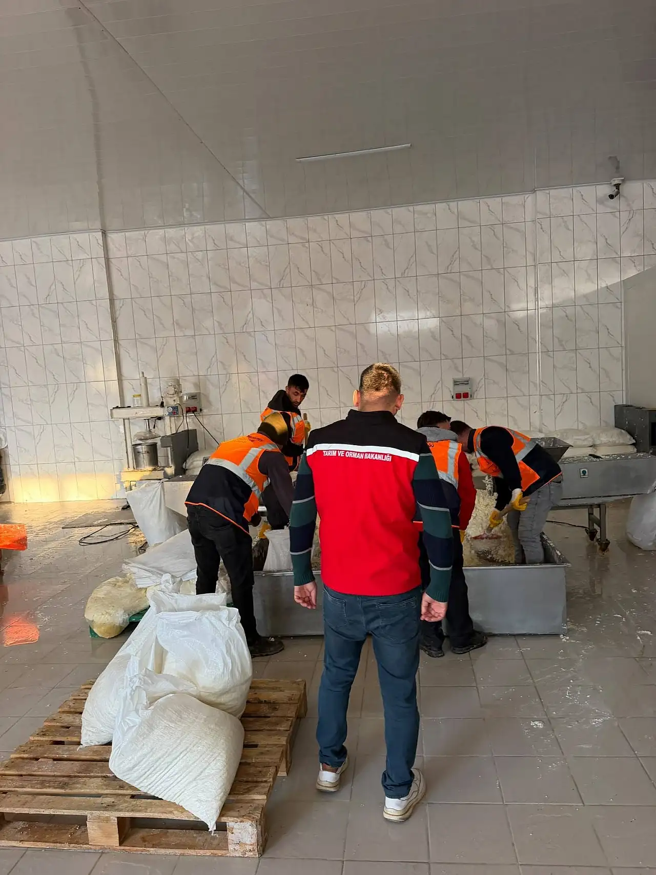 Konya'da kapalı kepenklerin ardında kaçak üretim! 9 ton peynir imha edildi