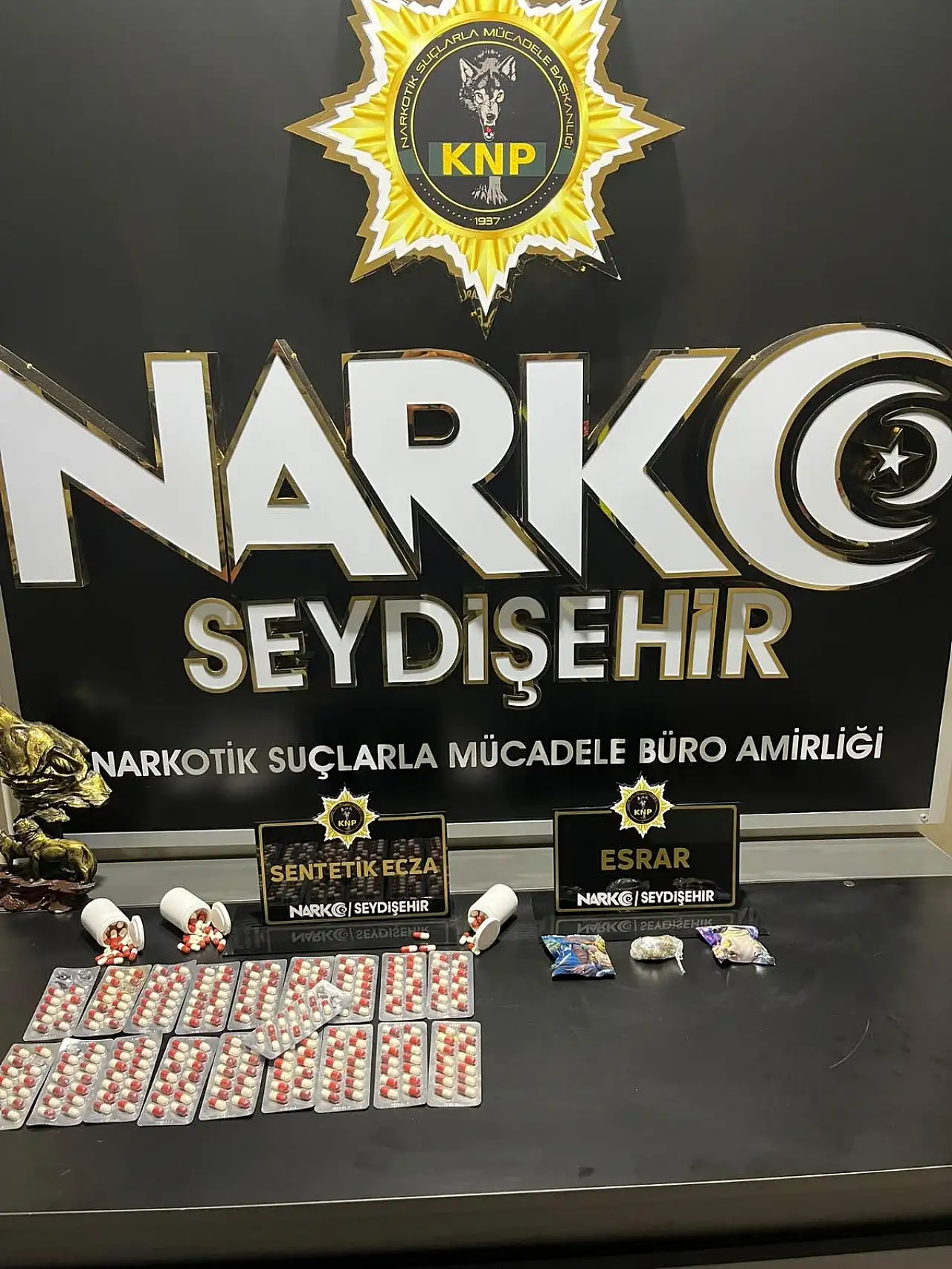 Konya'da polisten kaçamadılar: Çanta astarından hap, evden kilo kilo uyuşturucu çıktı