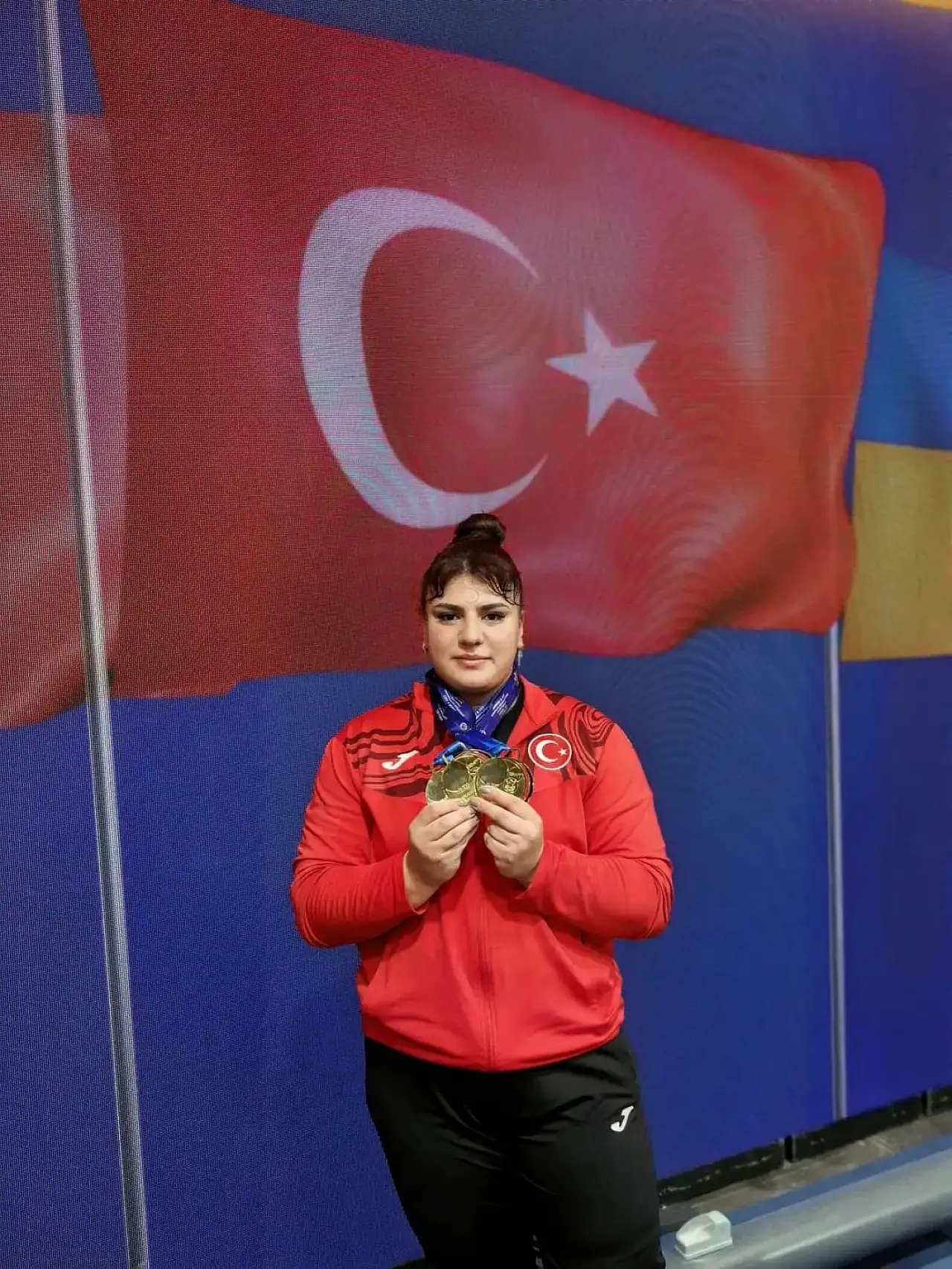 Türk Halterinin Altın kızı Konyalı Tuana Süren Avrupa şampiyonu oldu! 3 altın madalya kazandı.