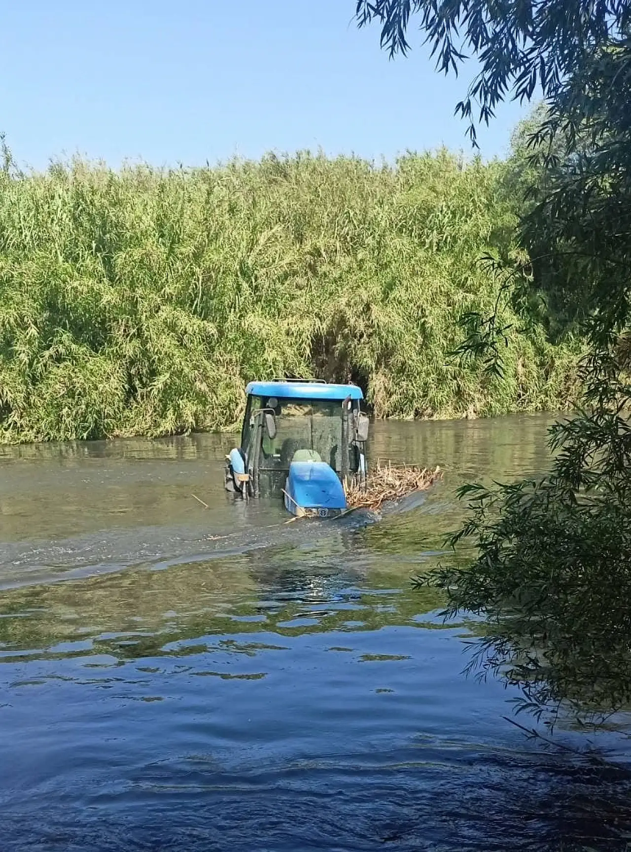 Traktörüyle geçmeye çalıştığı nehirde mahsur kaldı