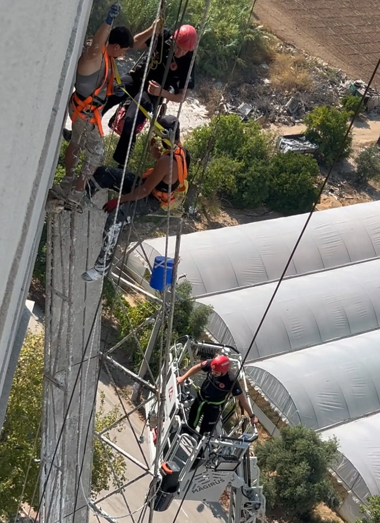 İskele halatı koptu! 2 işçi 10'uncu katta ölümle burun buruna geldi