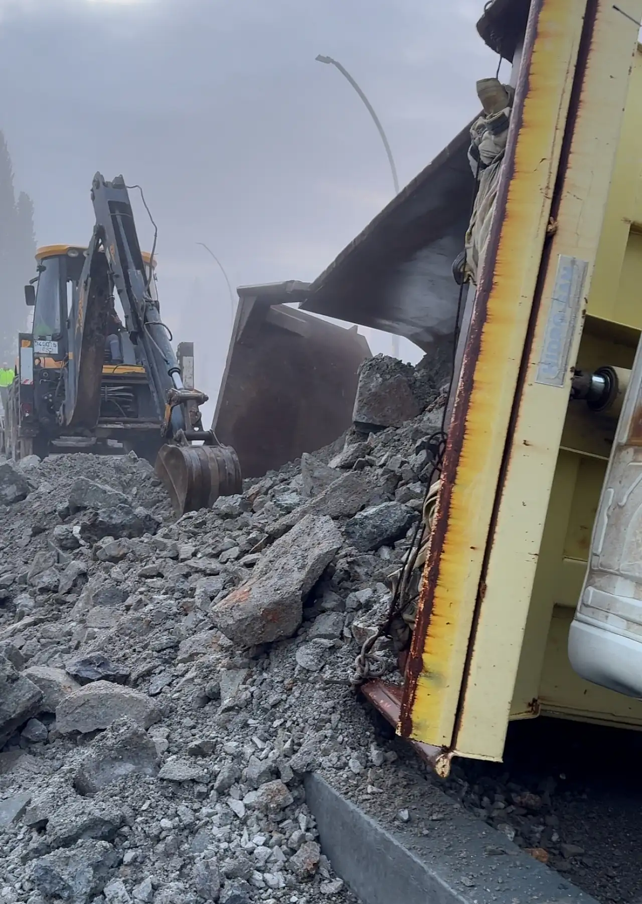 Hafriyat kamyonu kara yolunda oluşan çukura düştü