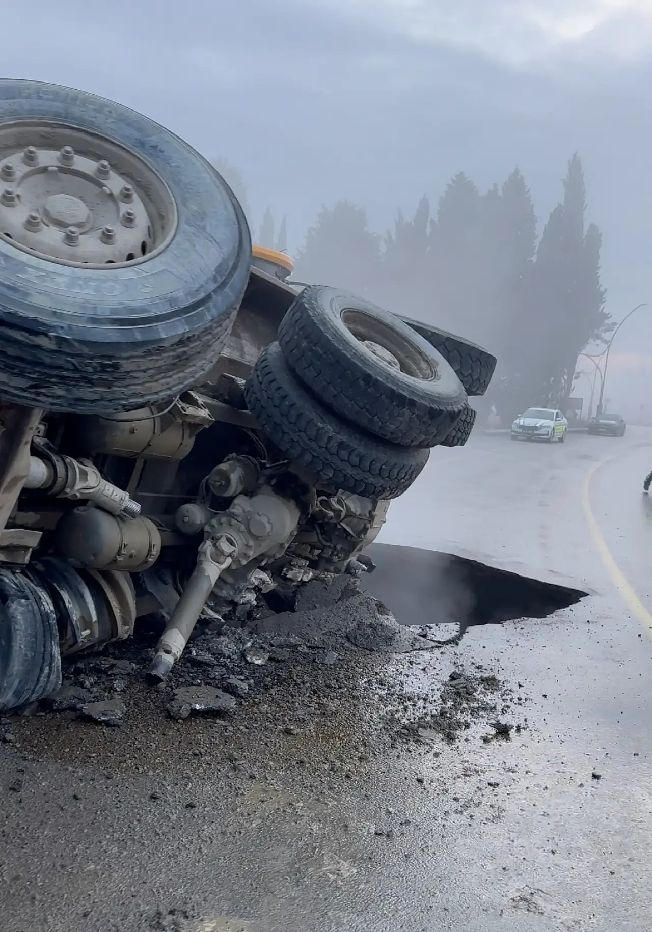 Hafriyat kamyonu kara yolunda oluşan çukura düştü