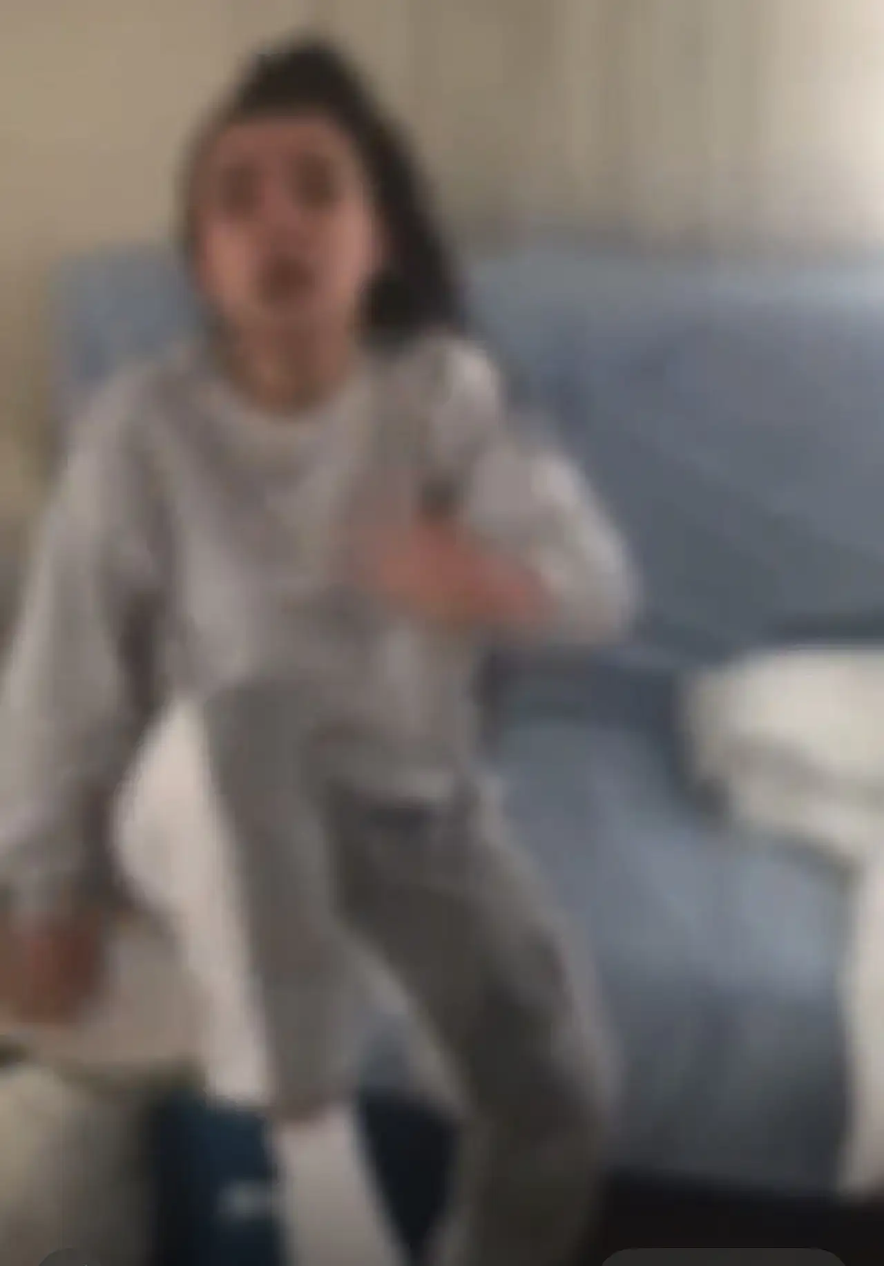 Sosyal medya bu görüntüleri konuşuyor: Kardeşine dehşeti yaşattı