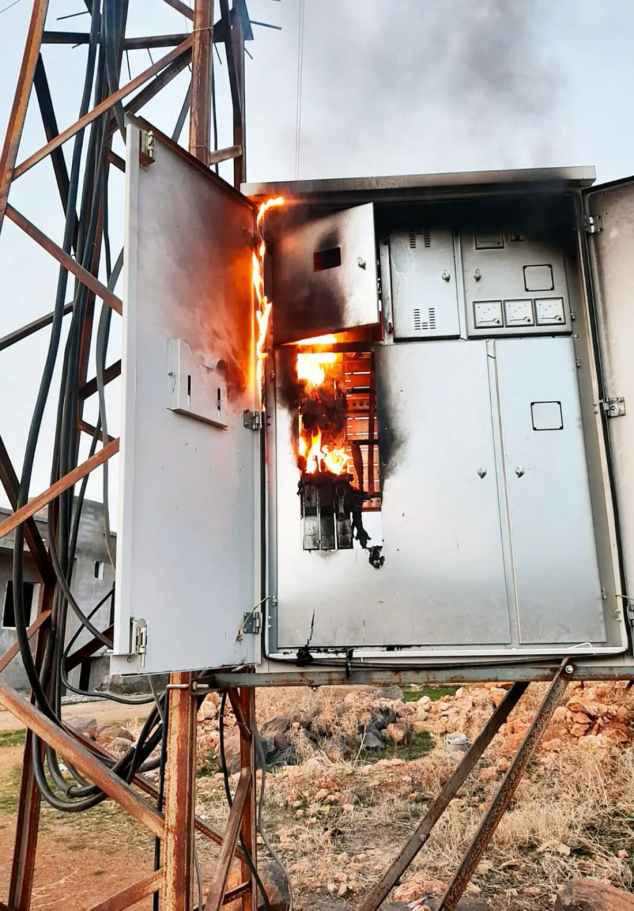 Kaçak elektrikle ısınma yapılan 44 trafo yandı