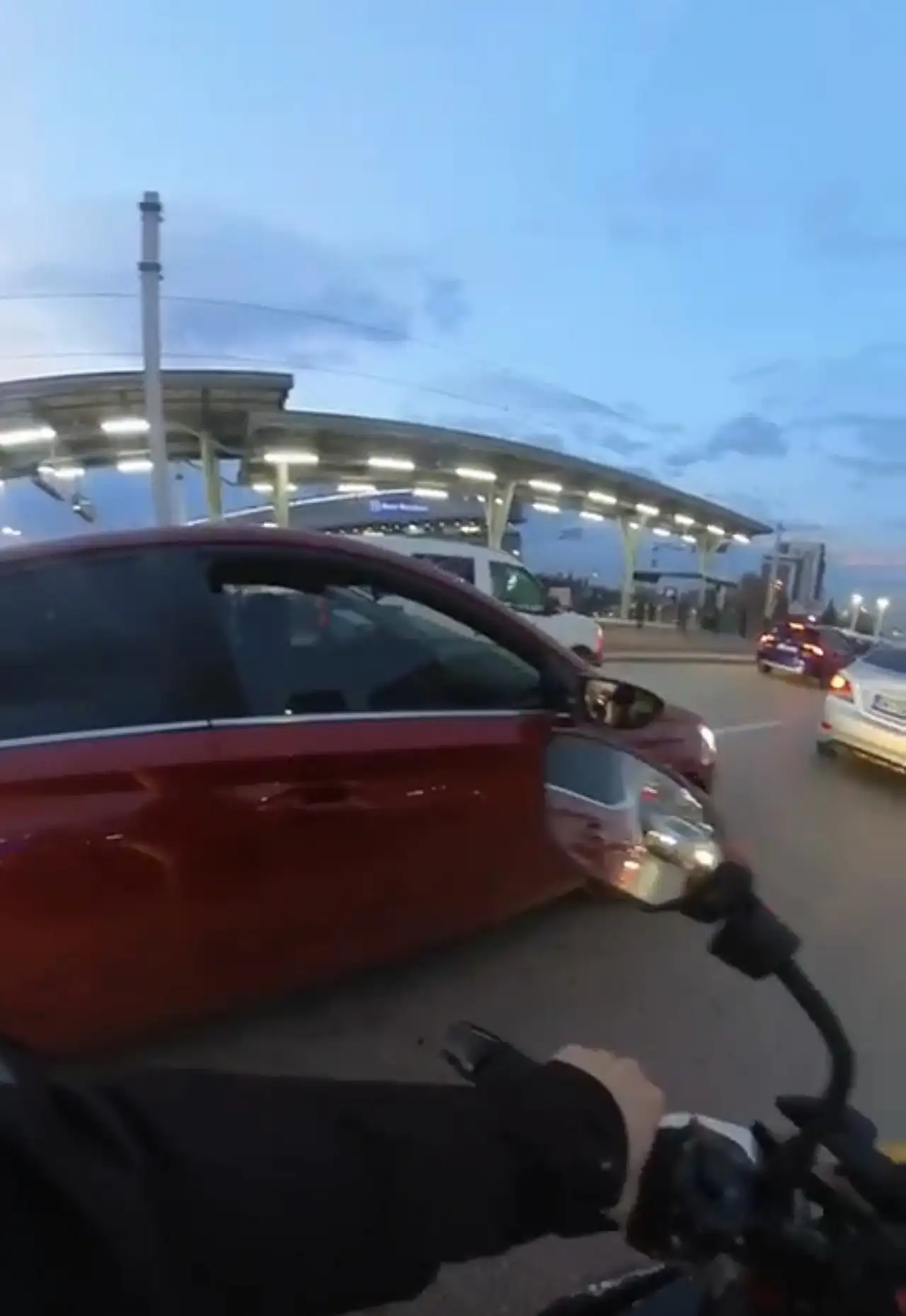 Kadın sürücülerin kavgası kask kamerasına yansıdı: Önce çarptı sonra aynaya vurdu