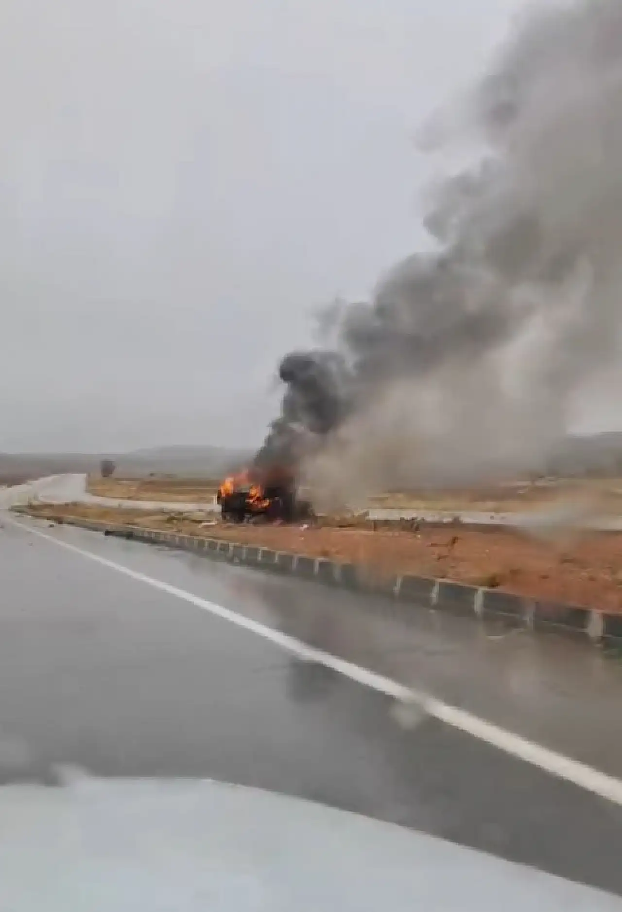 Kaygan yolda kontrolden çıktı, otomobil alev topuna döndü