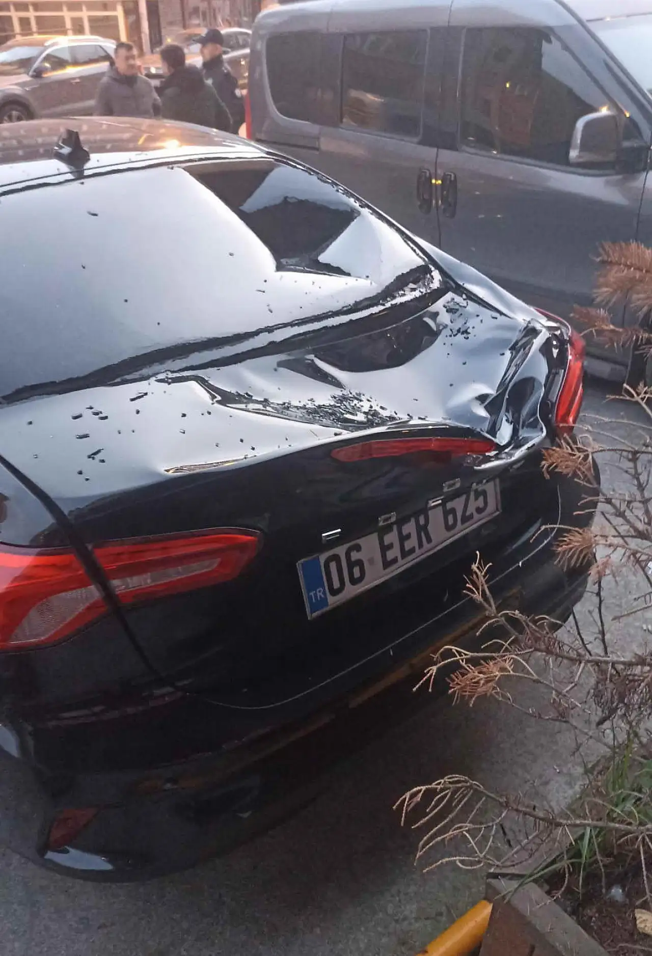 85 yaşındaki kadın makam aracının üzerine düşerek can verdi