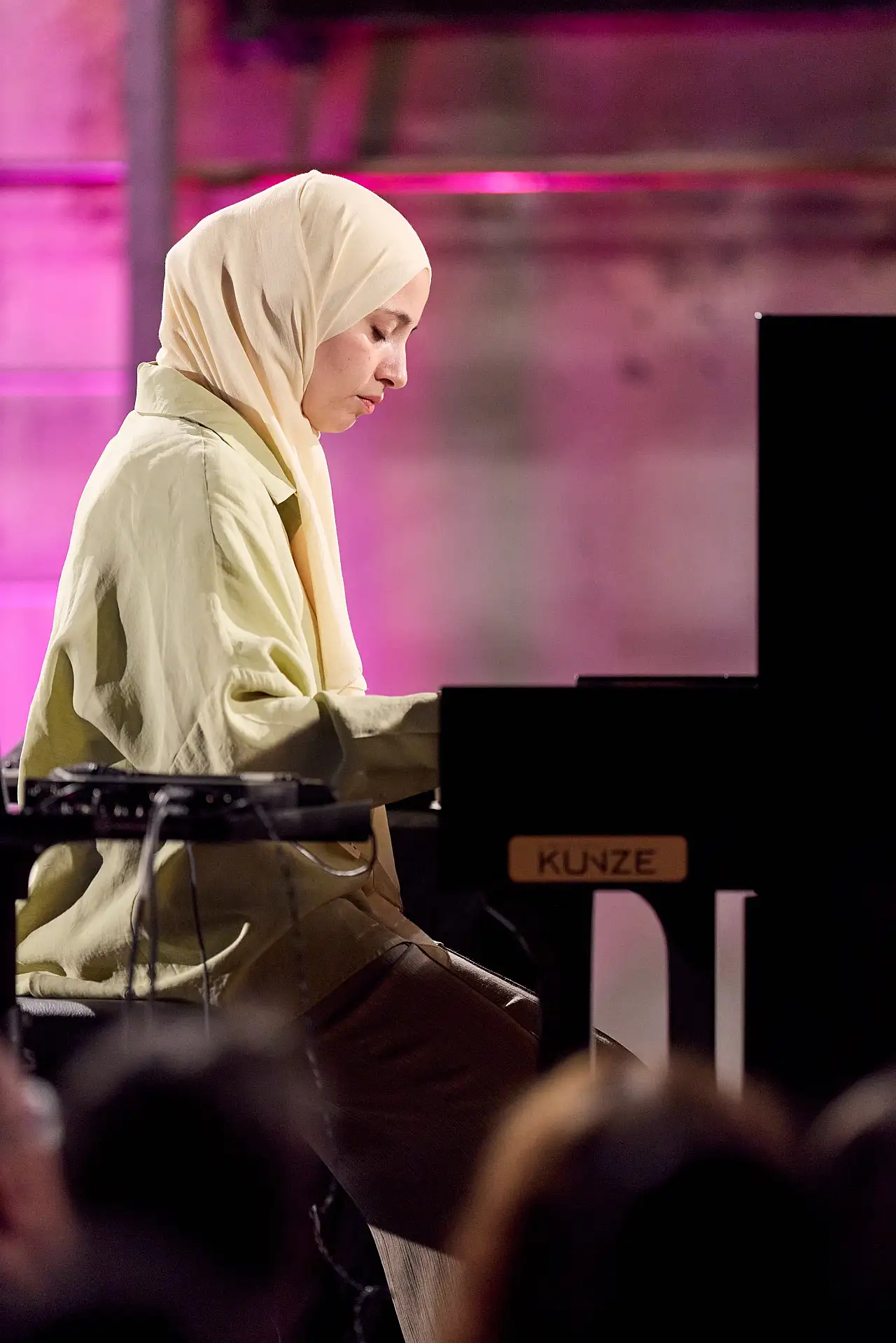 Büşra Kayıkçı kimdir? Büşra Kayıkçı Grammy görevi nedir? Büşra Kayıkçı evli mi? Büşra Kayıkçı kaç yaşında?