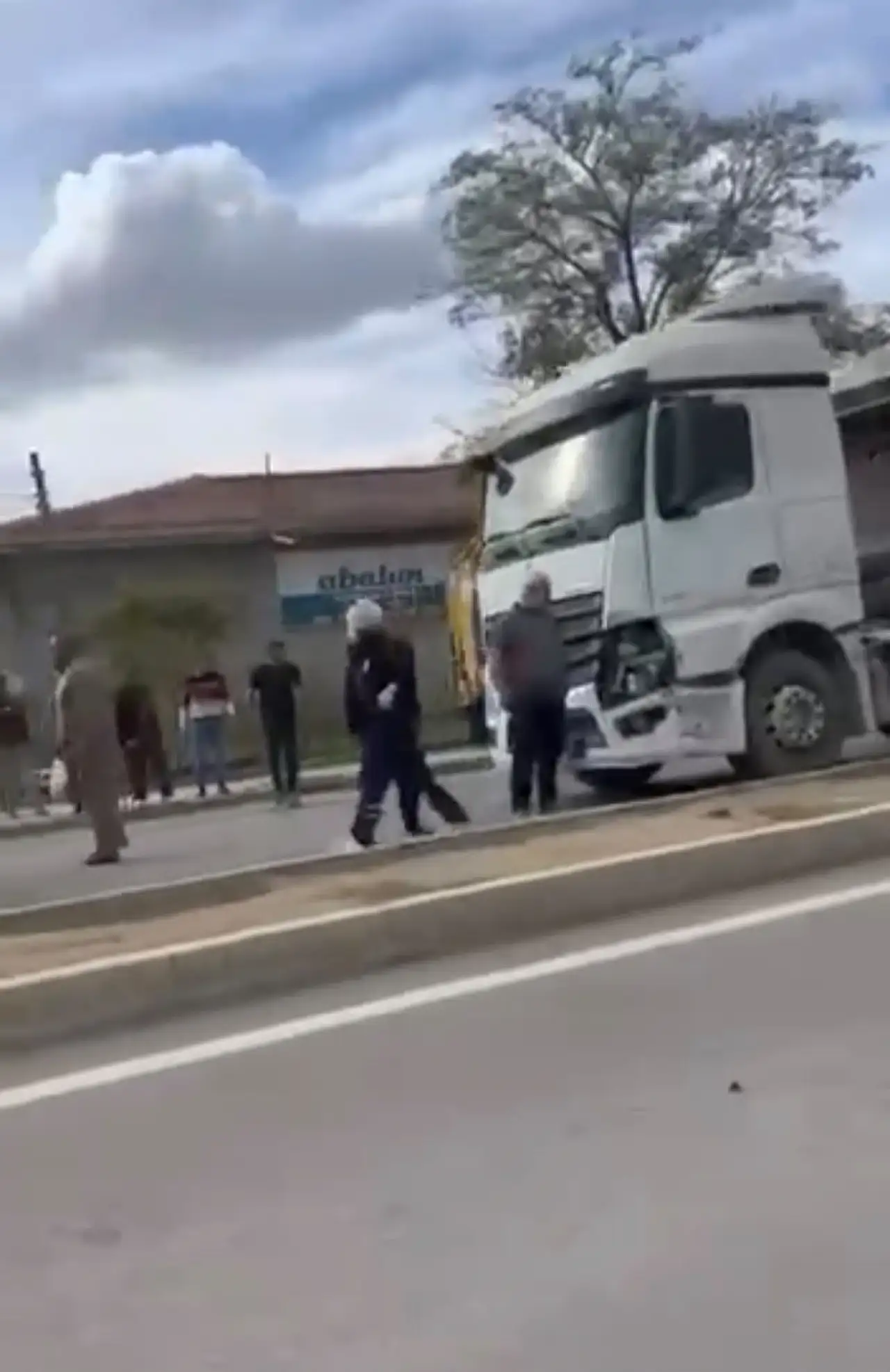 Feci kaza: Otomobil kamyonun altında sıkıştı