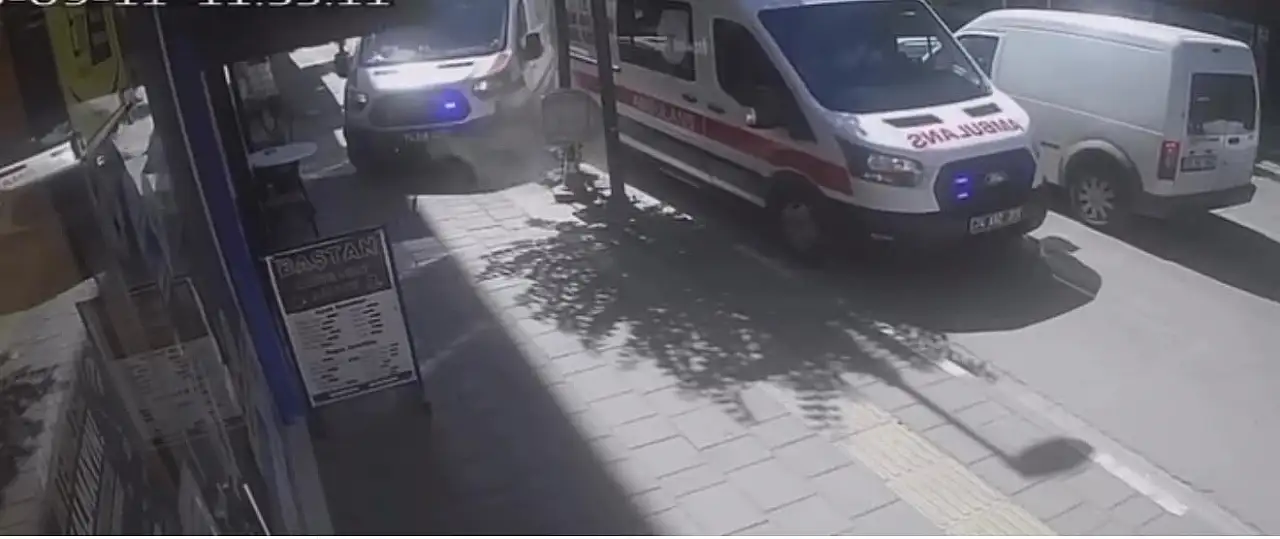 Kazazedeleri taşırken kaza yaptılar: İki ambulans çarpıştı