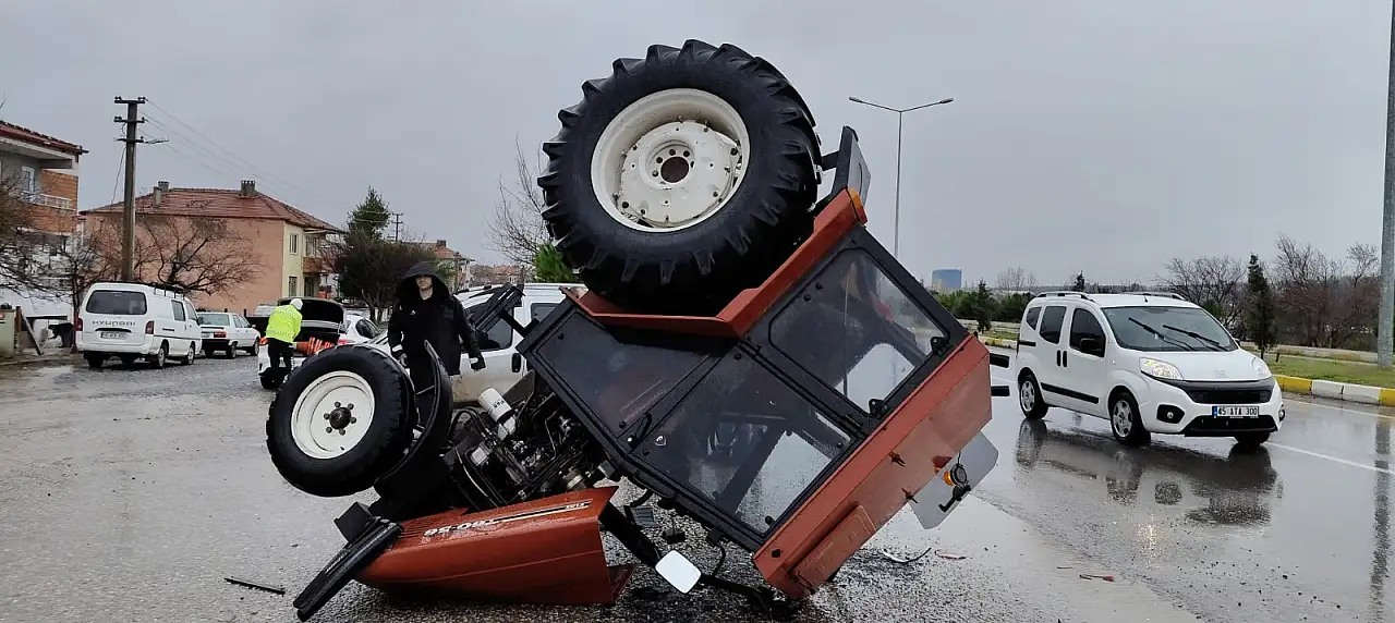 Traktör ile otomobilin çarpıştığı kaza güvenlik kamerasında