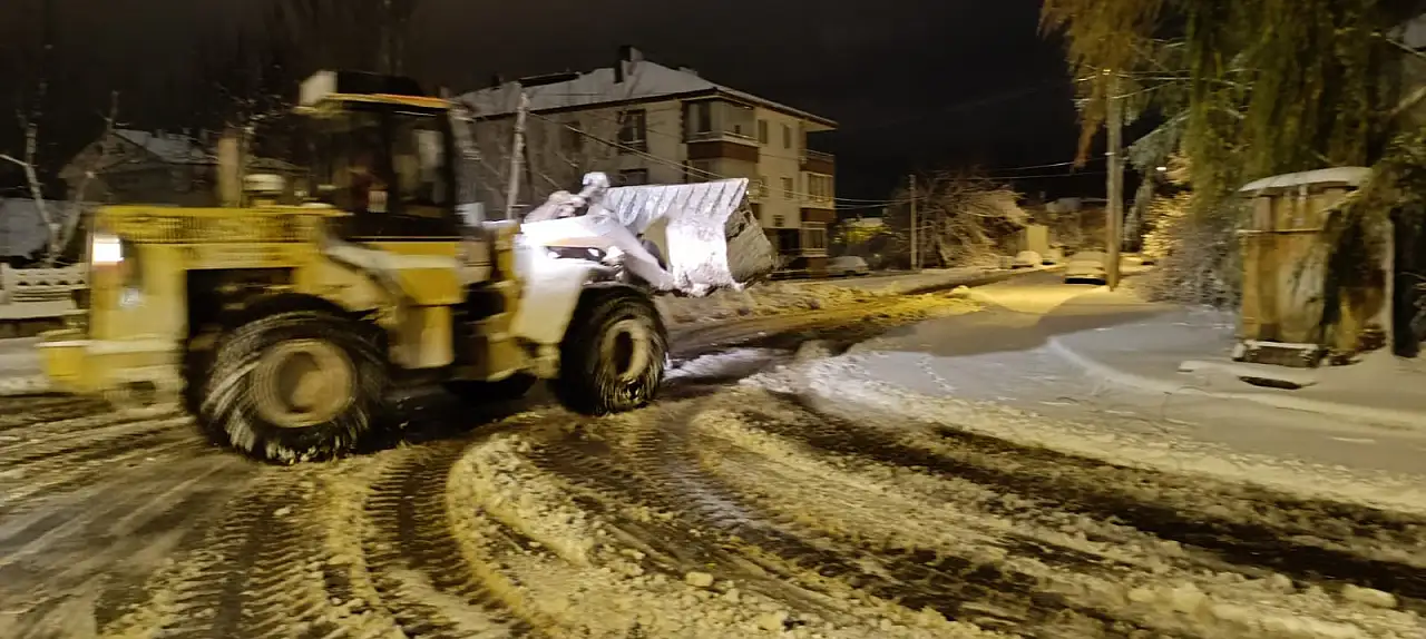 Konya'da kar yağışı sonrası yol temizleme çalışmaları sürüyor