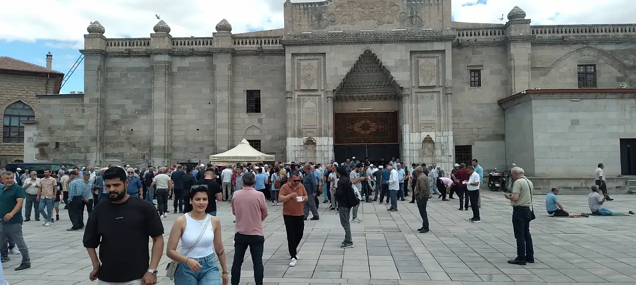 Konya ve çevre illerde vatandaşlara aşure ikram edildi