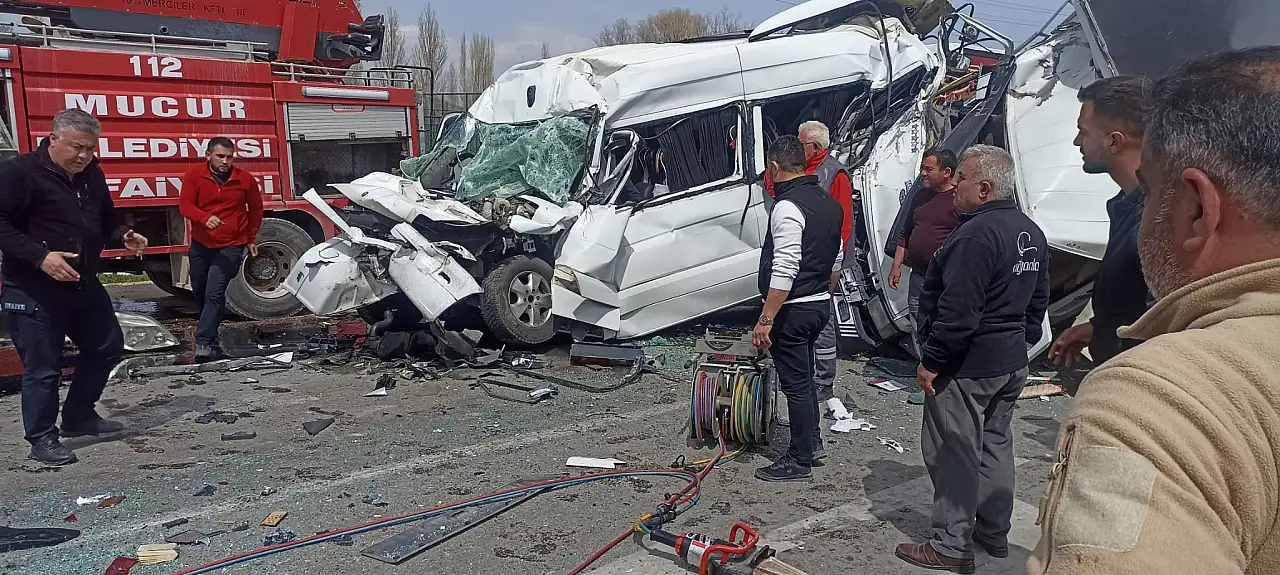 Işıklı kavşakta can pazarı: Devrilen kamyon faciaya yol açtı