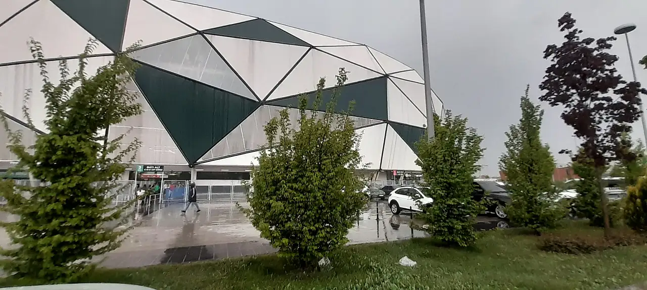 Konya'da maç öncesi sağanak baskını: Taraftarlar stadyuma sığındı!
