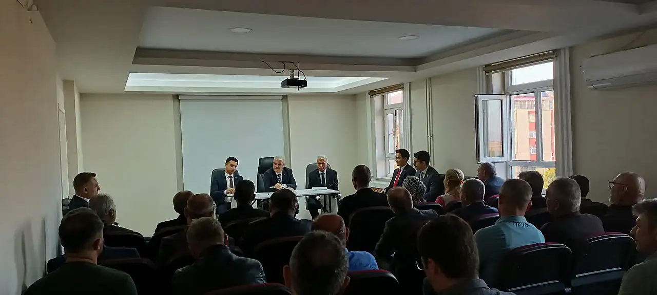 Konya Valisi çiftçilerle çilek hasadına katıldı