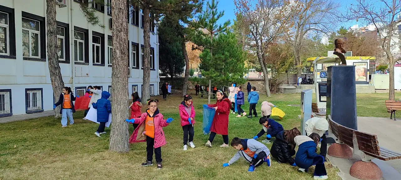 Konya'da öğrenciler temiz bir çevre için yürüdü