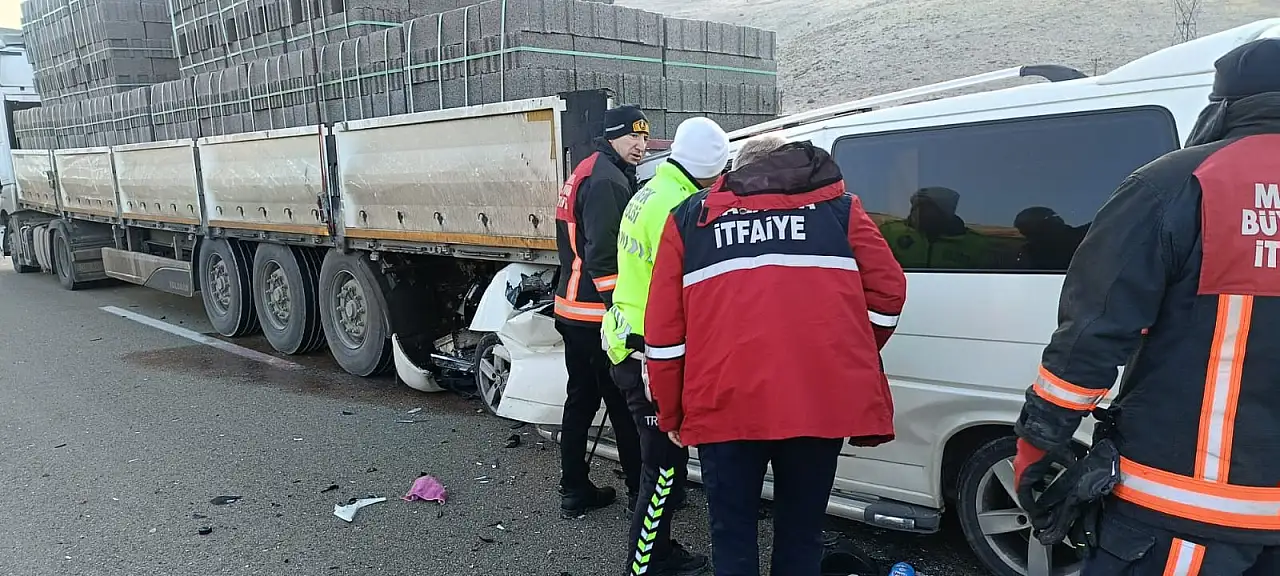 TIR ile minibüs çarpıştı: Kazada 3 kişi feci şekilde can verdi