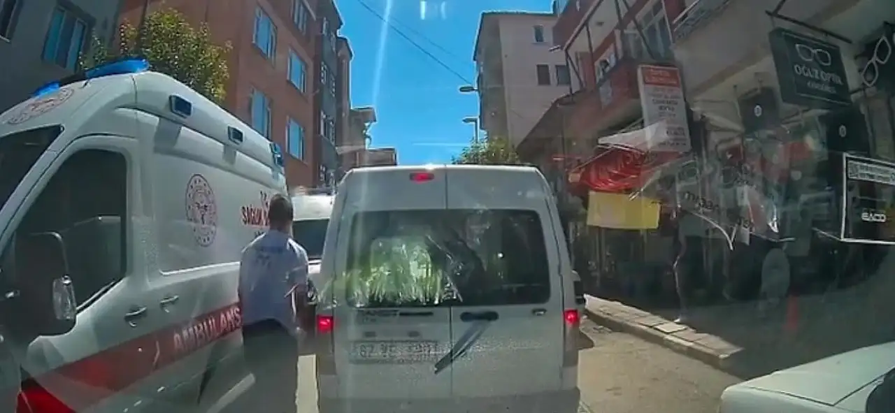 Kazazedeleri taşırken kaza yaptılar: İki ambulans çarpıştı