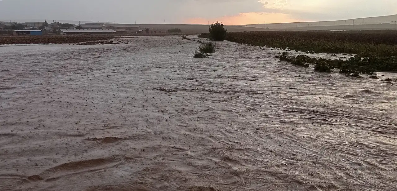 Konya' da sağanak yağış hayatı olumsuz etkiledi
