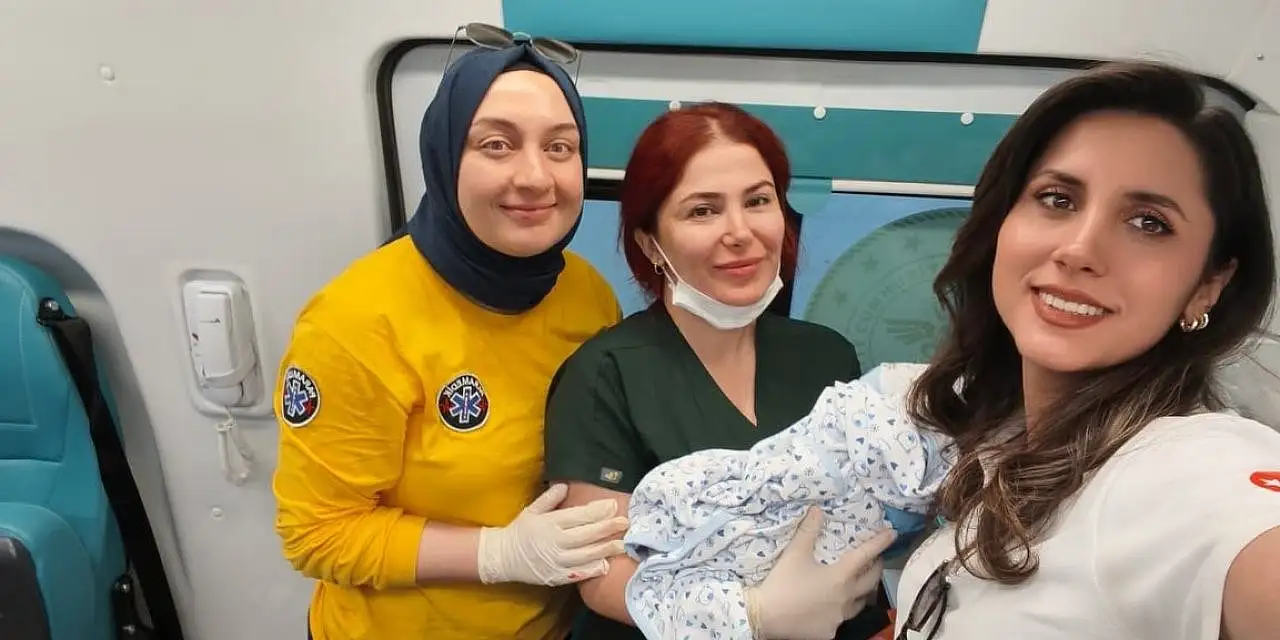 Yolda doğum sancısı başladı, sağlık ekipleri ambulansı doğumhaneye çevirdi!
