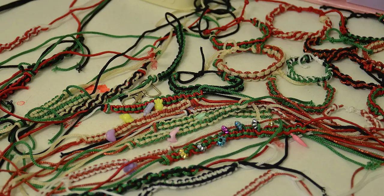 Konyalı Zeynep, ördüğü bilekliklerden elde ettiği geliri Gazze'ye bağışladı