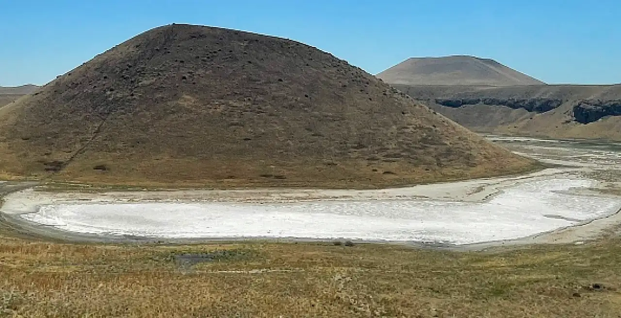 Konya'da görenleri şaşırtan manzara! Meke Gölü bambaşka bir görünüme büründü
