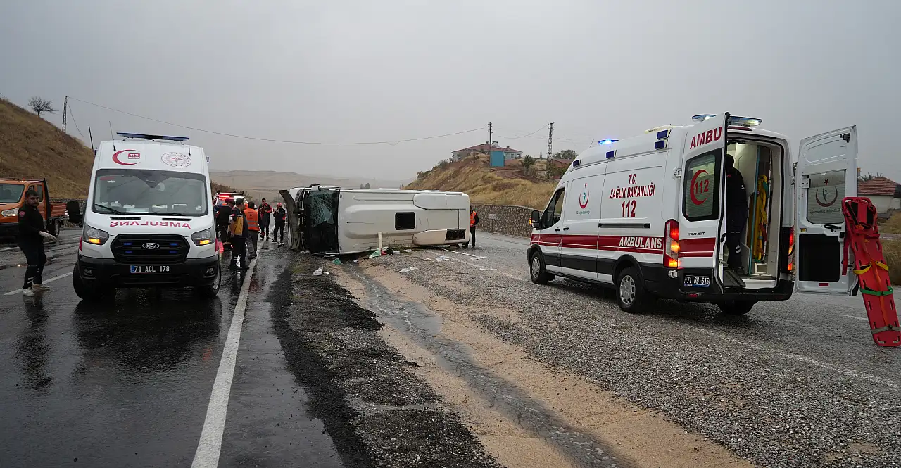 Konya yolunda işçi midibüsü devrildi! 15 yaralı