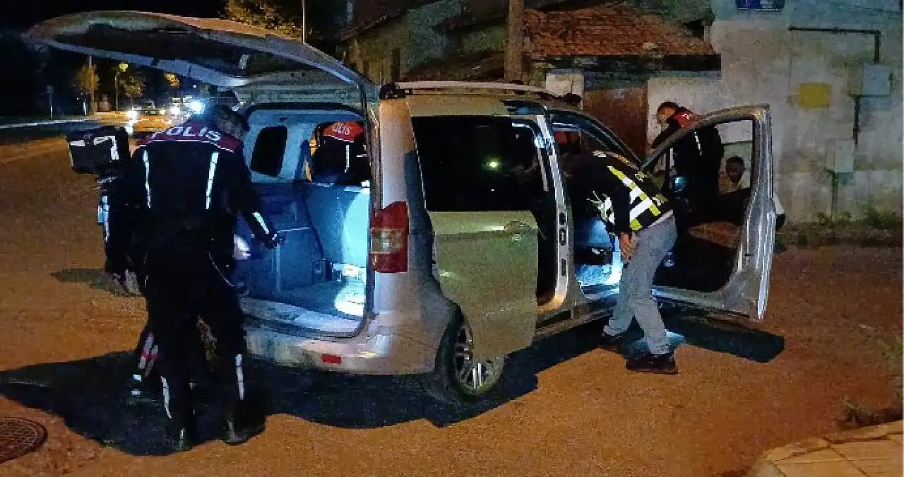 Denetimde ehliyetsiz yakalandı! Kiralık araçtan çok sayıda uyuşturucu çıktı