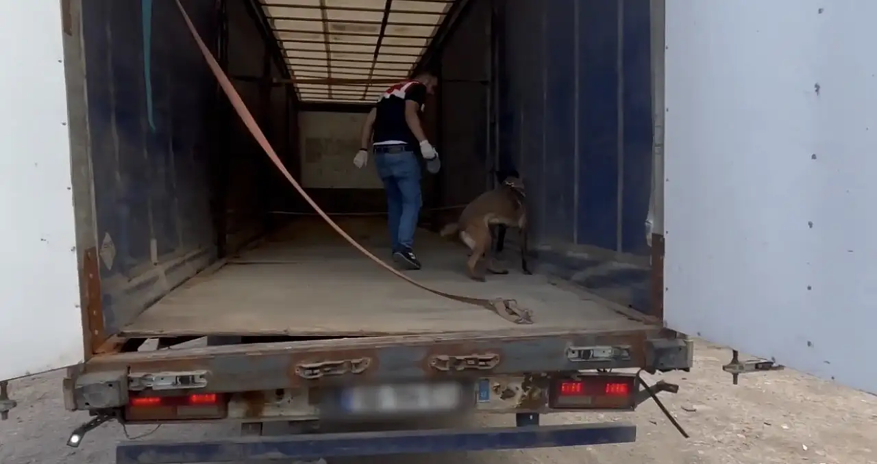 Nefes kesen operasyon! 132 kilo toz esrar ele geçirildi