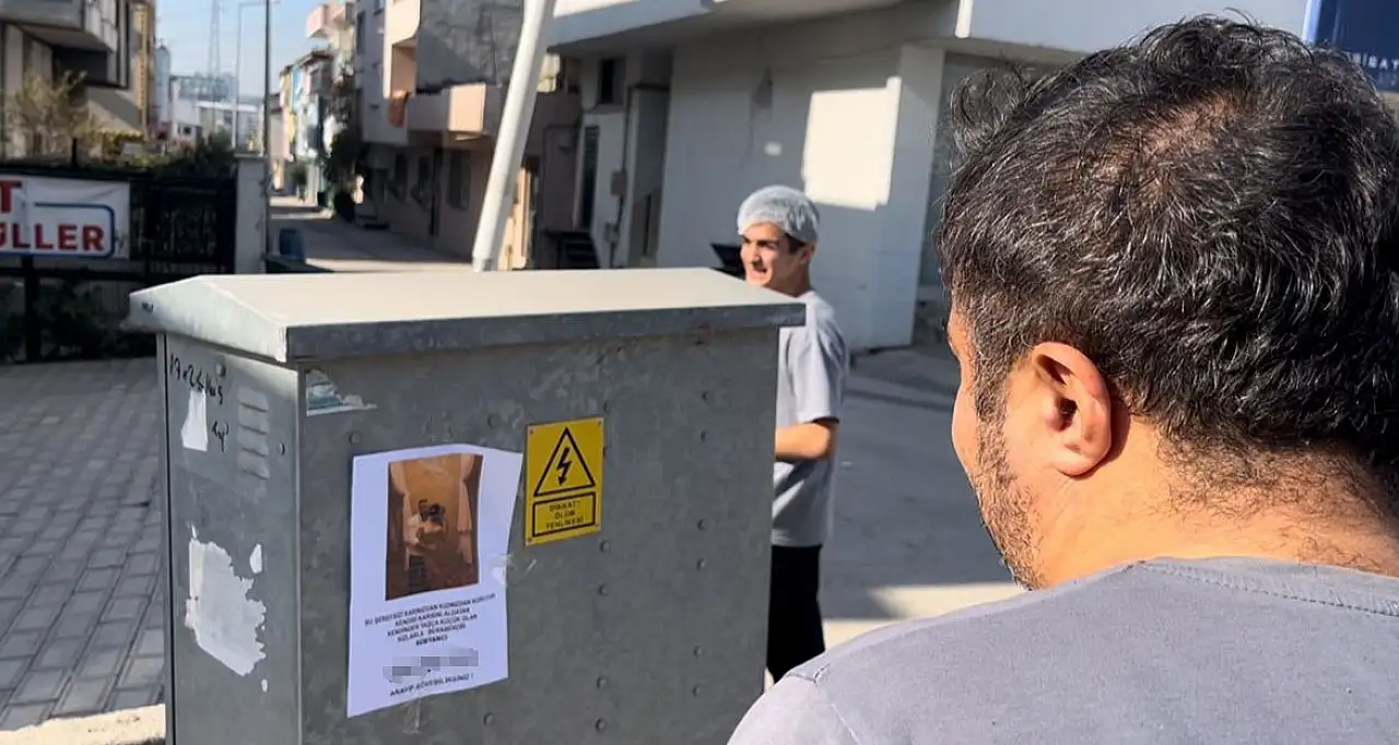 Gören dönüp bir daha baktı! 'Kızınızı bu adamdan koruyun' yazılı afişler mahalleliyi hayrete düşürdü