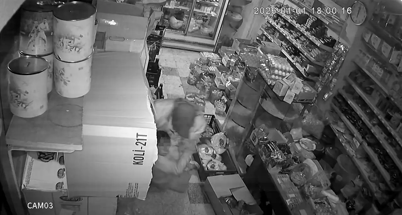 Markette deşhet: 12 yaşındaki çocuğu darbedip boğazına bıçak dayadı