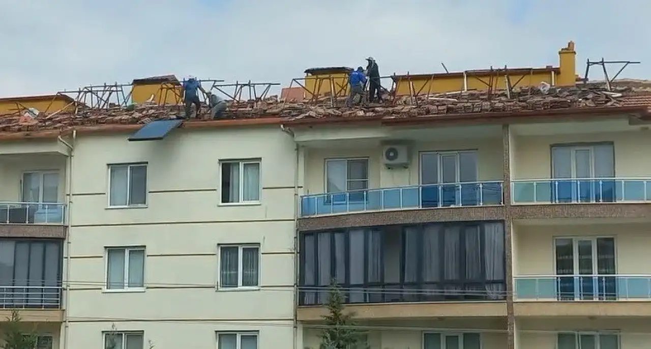 Konya'da çatı çalışması yürekleri ağza getirdi! 4 kat yüksekte böyle çalıştılar