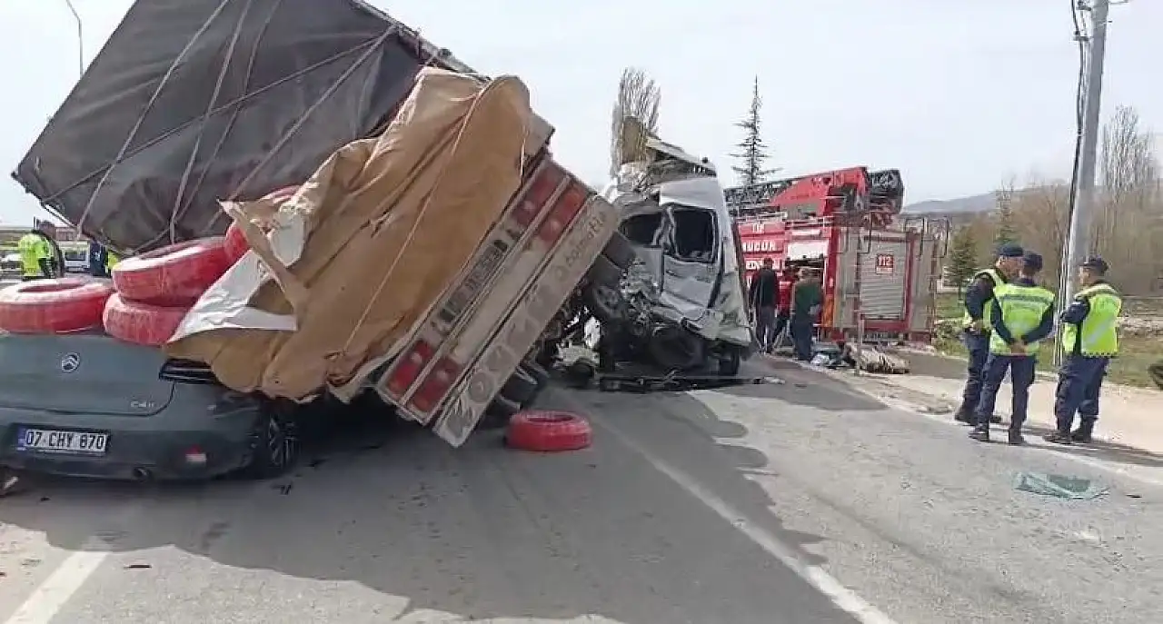 Işıklı kavşakta can pazarı: Devrilen kamyon faciaya yol açtı