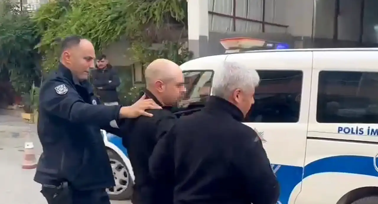 Alkol aldı, üstünü tamamen çıkarıp sokakta yürüdü