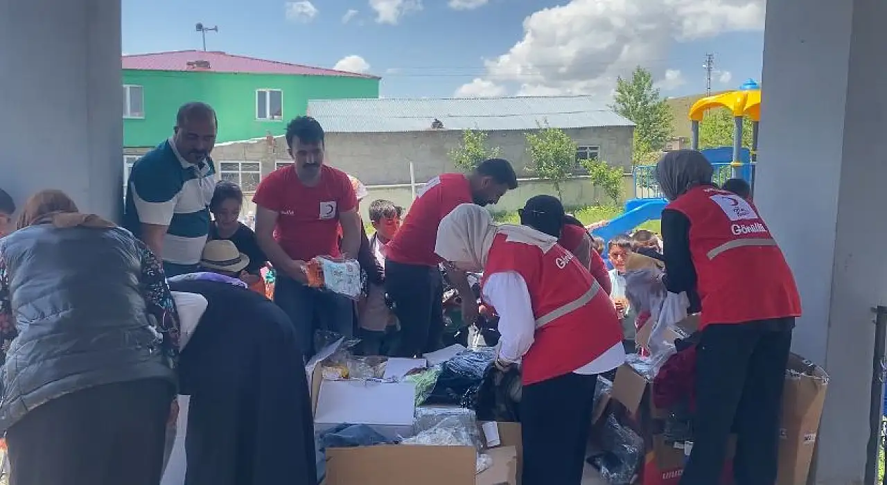 Türk Kızılay Doğubayazıt Şubesi, Ağrı Dağı'nın Eteklerindeki Köylere Yardım Eli Uzatıyor