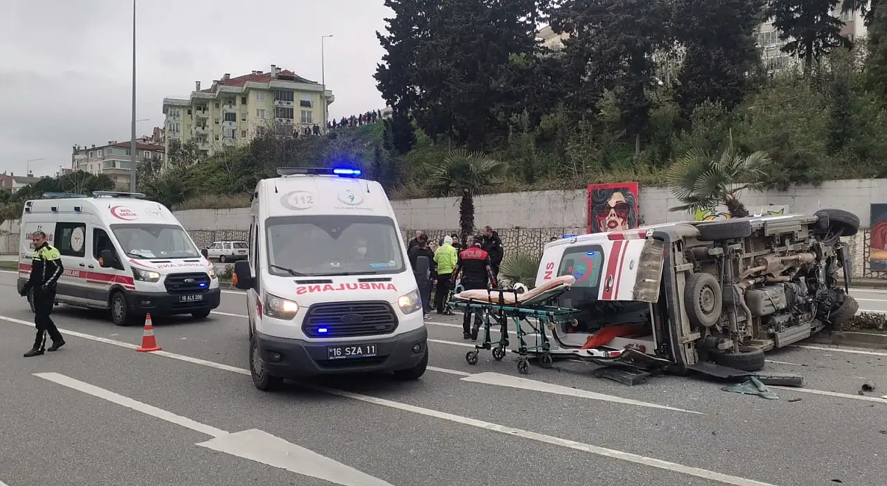 Karşı şeride geçen otomobile ambulans çarptı: 4 kişi yaralandı
