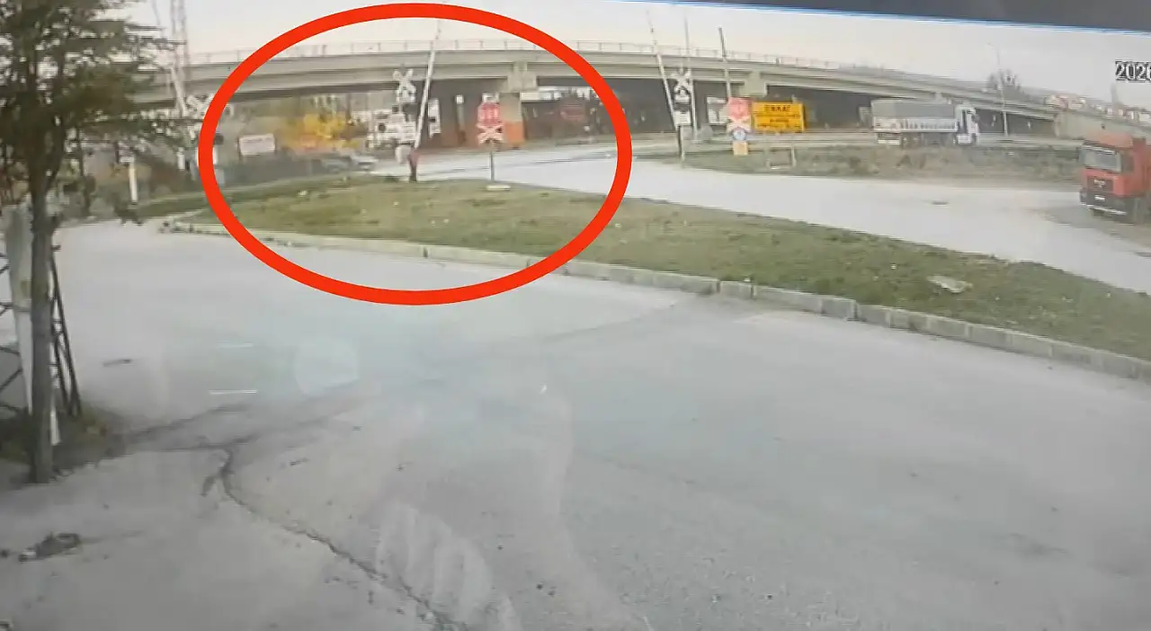 Konya'da feci kaza! TIR'ın metrelerce sürüklediği otomobilin sürücüsü hayatını kaybetti